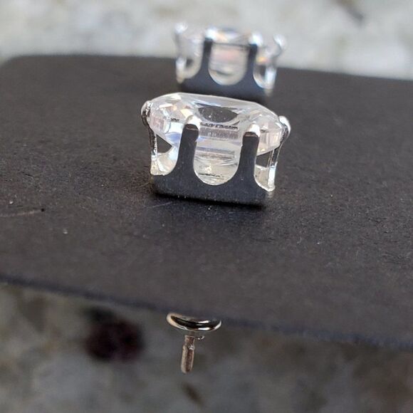 3/$10 NWOT Rectangular crystal/gem earrings - Picture 5 of 7